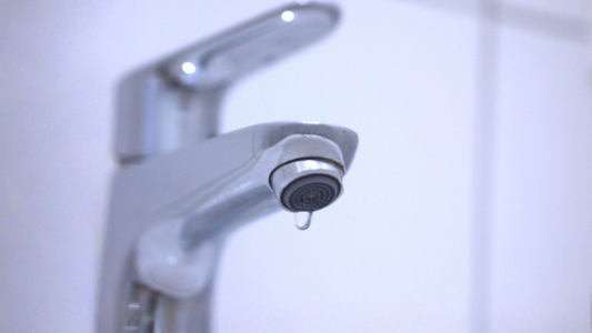 断水時のトイレの流し方。正しい手順と、マンションならではの「落とし穴」